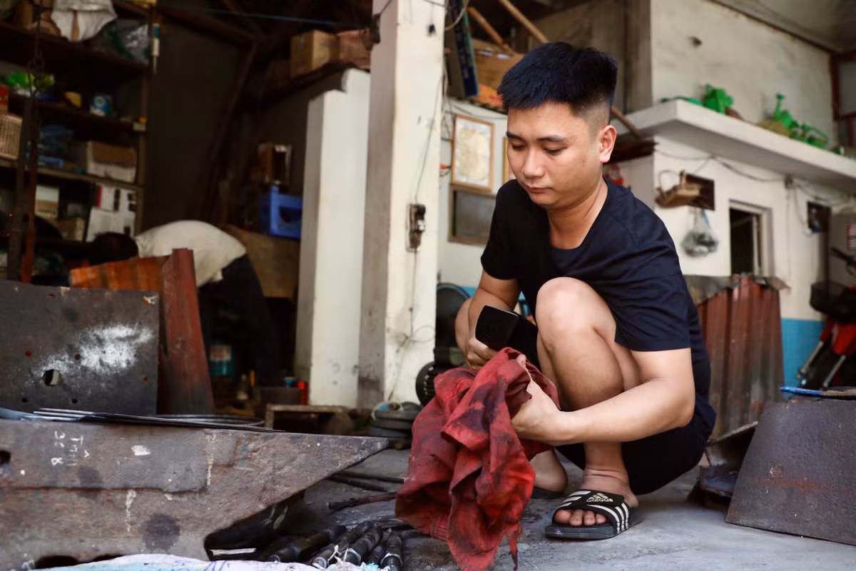 Anh Hoàng Mạnh Đạt (34 tuổi, con trai nghệ nhân Hoàng Văn Cung) chia sẻ: “Bố tôi có tình yêu mãnh liệt với nghề gia truyền, rất kiên trì và chăm chỉ. Nghề này như bán sức khoẻ để kiếm tiền vậy, nặng nhọc và mùi than cũng độc hại, nhưng bảo nghỉ hưu sớm thì ông quyết không nghe. Ông bảo, phải được làm nghề, được cầm cây búa nện mới cảm thấy thoả mãn và khoẻ. Năm 2019, ông được Trung ương tặng bằng vinh danh trong Lễ phong tặng các danh hiệu Làng nghề Việt Nam; năm 2021 được Chủ tịch TP Hà Nội tặng danh hiệu Nghệ nhân Hà Nội”.