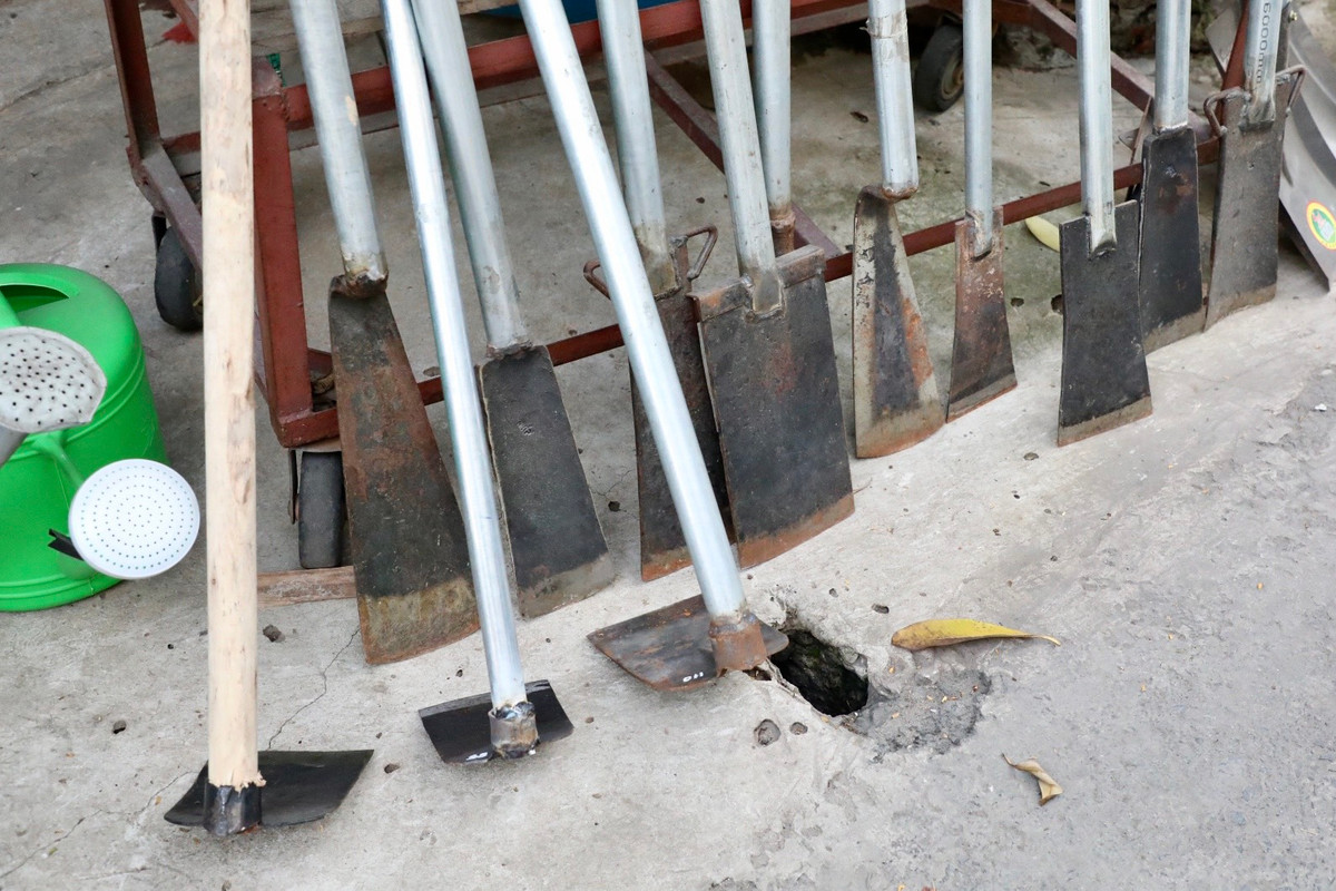 Ngoài những mặt hàng được bày bán trực tiếp thì khách hàng cũng có thể đặt sản phẩm theo nhu cầu sử dụng. Tất cả đều có thể rèn thủ công bằng đôi bàn tay khéo léo của người nghệ nhân.