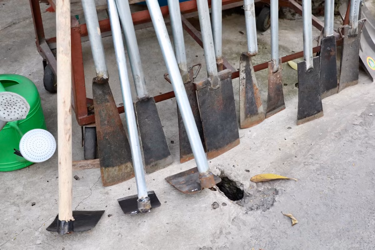 Ngoài những mặt hàng được bày bán trực tiếp thì khách hàng cũng có thể đặt sản phẩm theo nhu cầu sử dụng. Tất cả đều có thể rèn thủ công bằng đôi bàn tay khéo léo của người nghệ nhân.