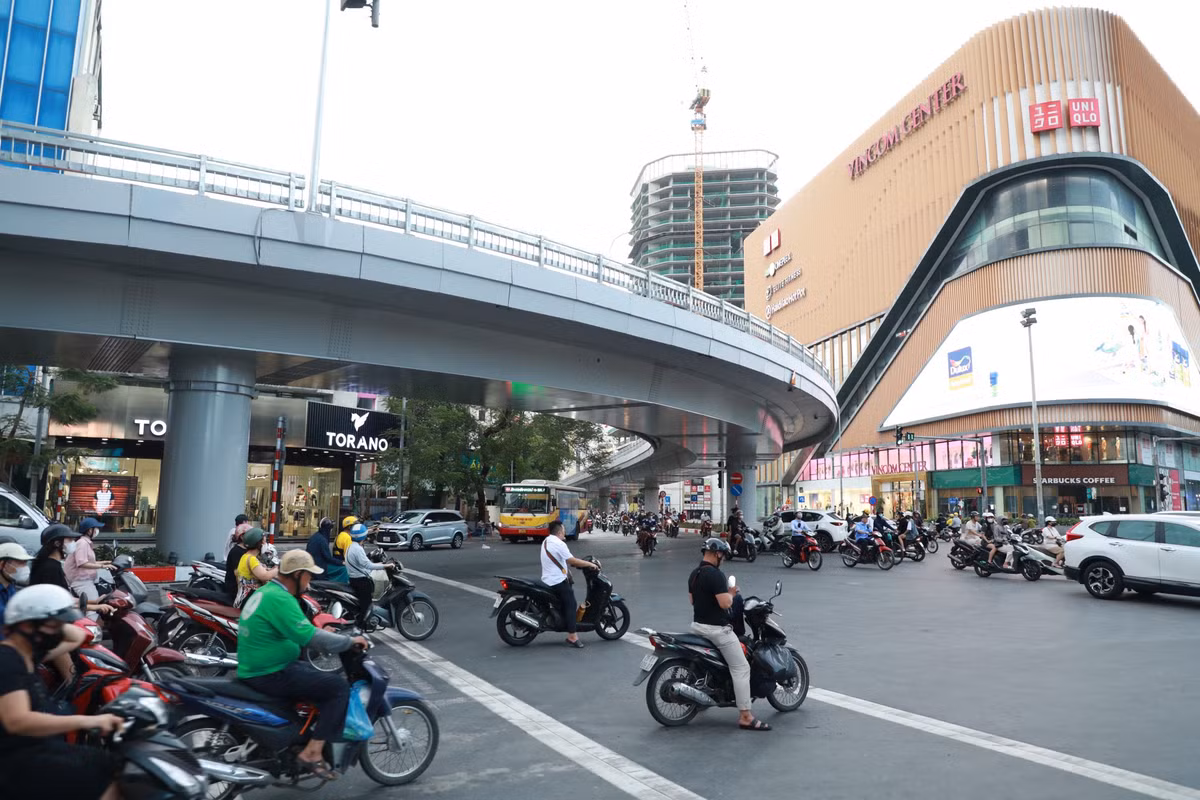 Tương tự, phía dưới cầu tình trạng ùn tắc vào giờ cao điểm cũng giảm hẳn.