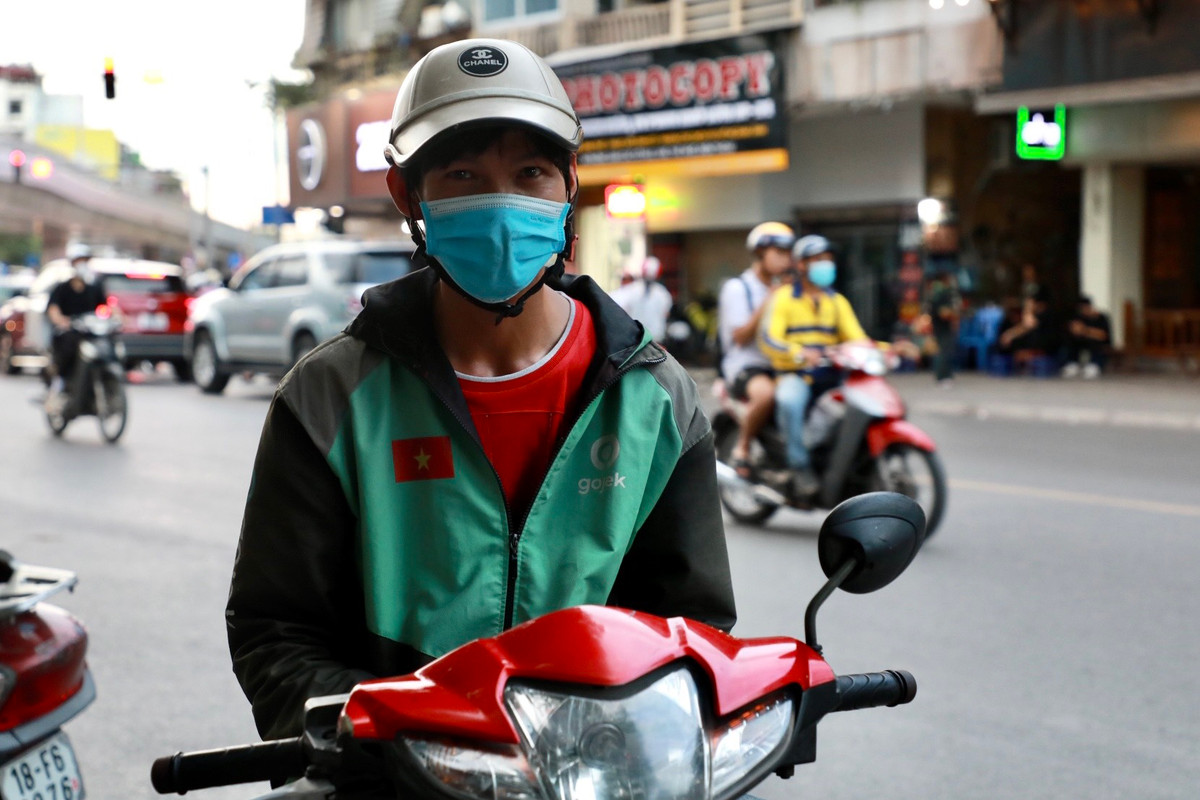 Anh Hoàng Trọng Nhân (29 tuổi, ở Nam Định) tài xế xe ôm công nghệ tại Hà Nội chia sẻ: “Từ ngày cầu vượt này thông xe, tình trạng ùn tắc giao thông giảm hẳn, các phương tiện di chuyển dễ dàng và thuận lợi hơn. Cùng với đó, cây cầu mới và đẹp đã góp phần làm cho đô thị ngày càng đẹp và phát triển hơn. Người dân chúng tôi vô cùng phấn khởi".