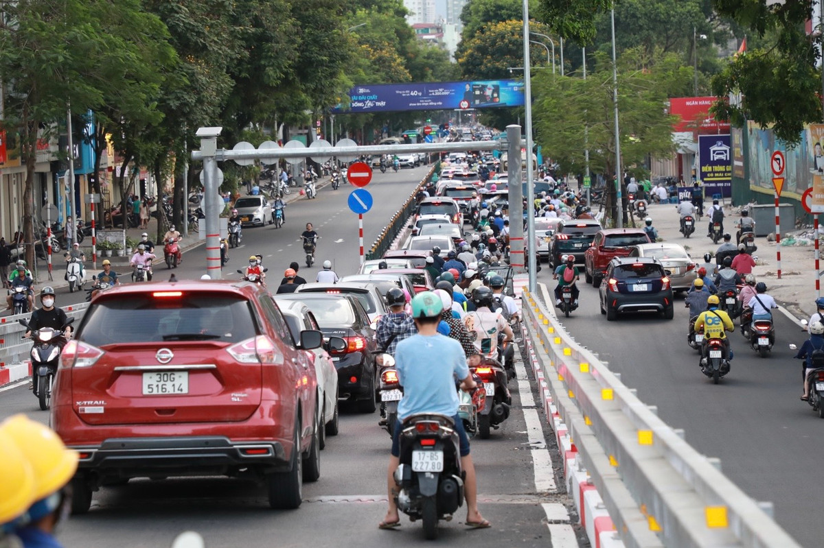 Tuy nhiên PV ghi nhận, bắt đầu từ đoạn chân cầu vượt đến cầu vượt Thái Hà vẫn xảy ra ùn ứ cả hai chiều.