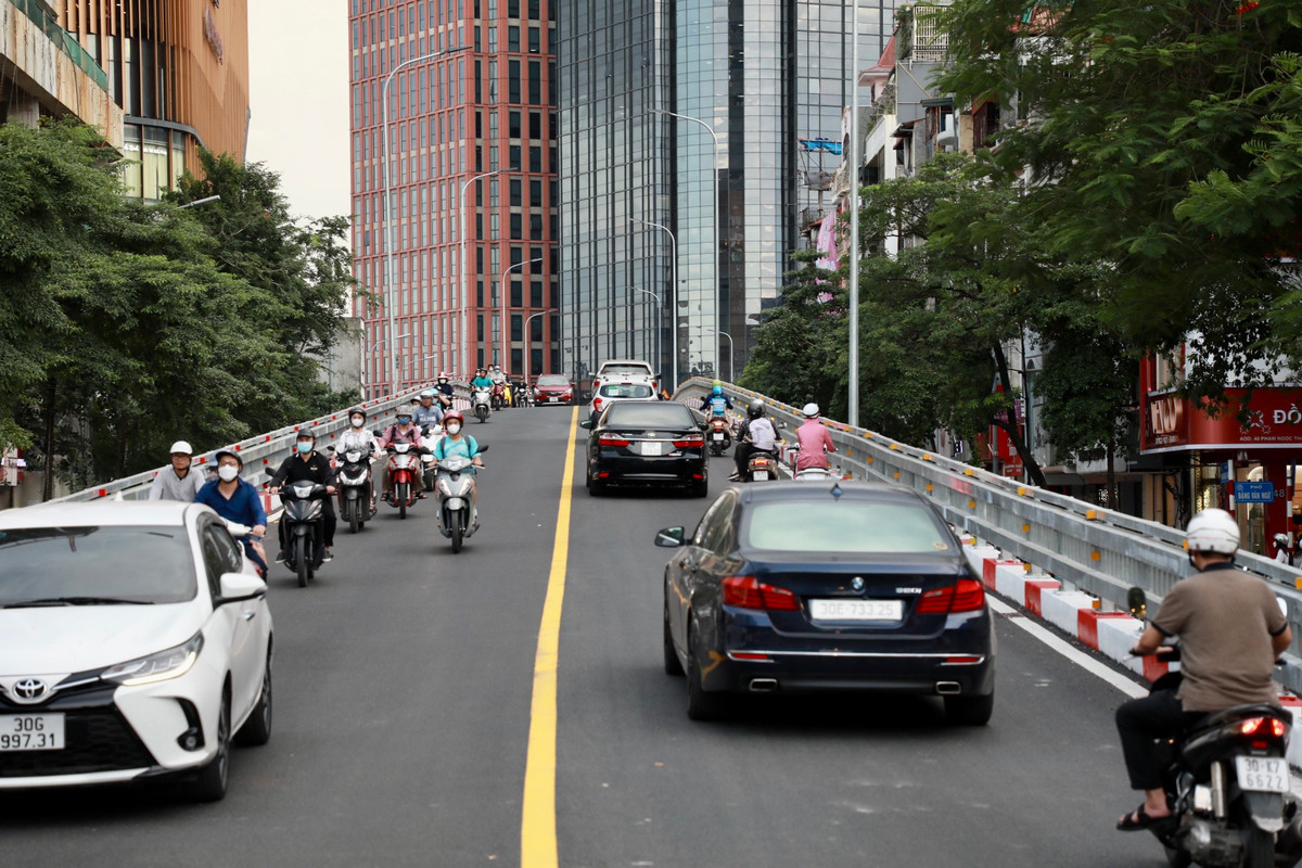 Ngã tư Chùa Bộc - Phạm Ngọc Thạch - Tôn Thất Tùng - Đông Tác, được coi là một trong những nút giao tập trung nhiều trường học, trung tâm thương mại, tòa nhà dịch vụ... có mật độ phương tiện đông đúc.