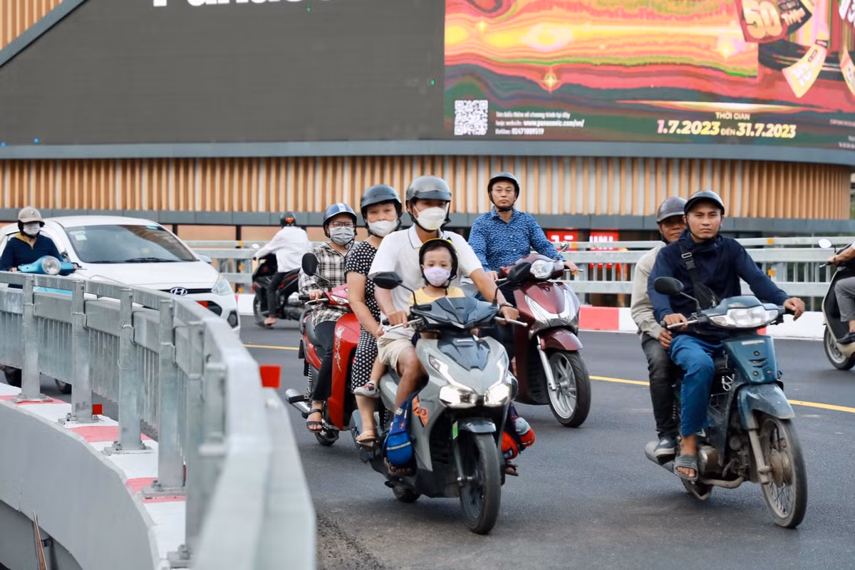 Đây là cầu vượt có hình chữ C đầu tiên và là cầu vượt thép thứ 13 tại Hà Nội được thông xe, xóa ùn tắc tại các nút giao thông luôn có mật độ giao thông cao, thường xuyên xảy ra ùn tắc vào bất cứ thời điểm nào trong ngày. 