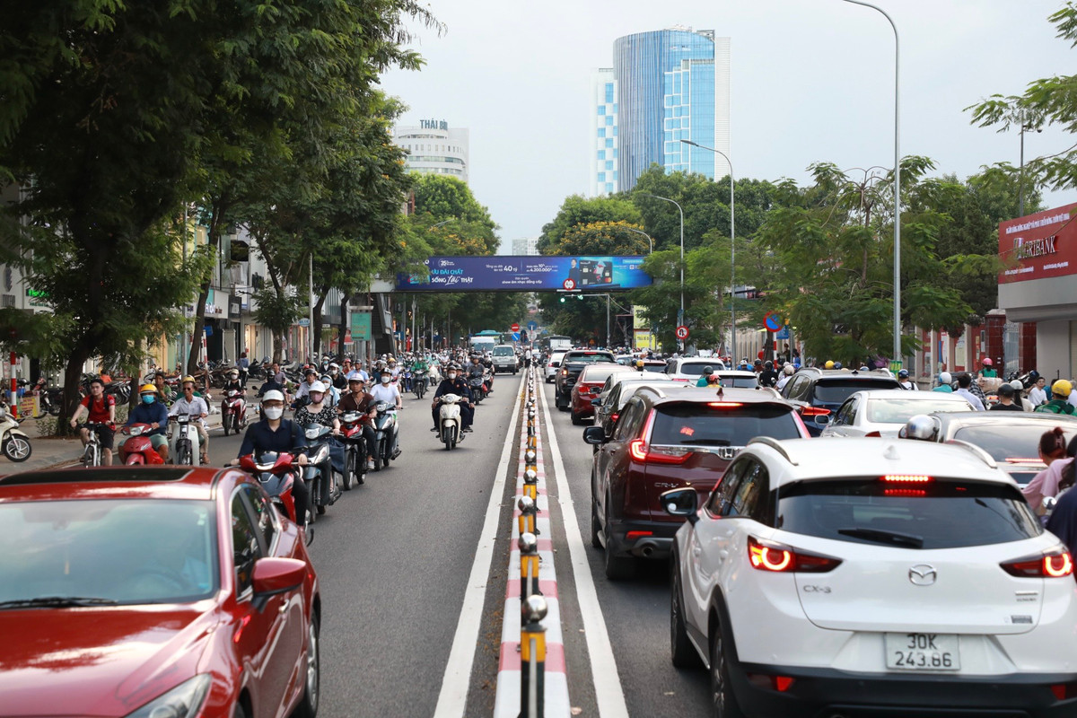 Mật độ giao thông vẫn rất cao nơi chuẩn bị lên và xuống cầu vượt trên phố Chùa Bộc.