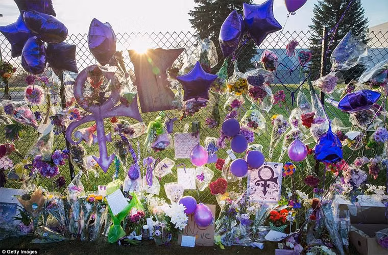 Rất nhiều hoa, bóng bay màu tím của fan treo bên ngoài hàng rào biệt thự của Prince.