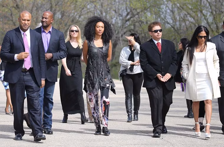 Bạn bè tới tiễn đưa Prince về nơi an nghỉ cuối cùng.