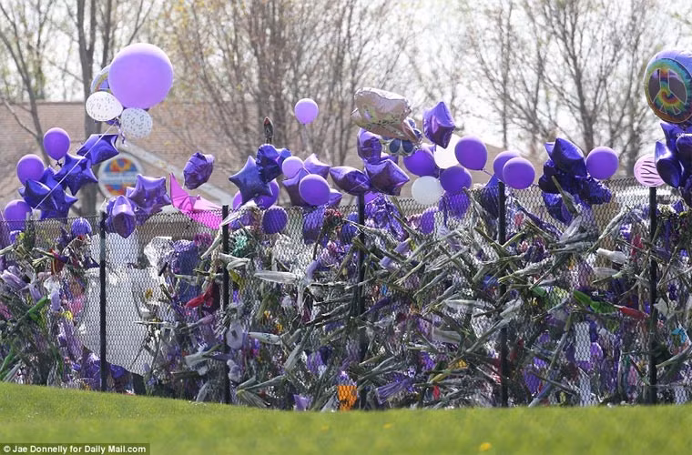 Hàng trăm người tụ tập bên ngoài nhà riêng của Prince để buộc bóng bay vào cửa biệt thự, để lại những lời nhắn nhủ, tạm biệt người nghệ sĩ tài năng.
