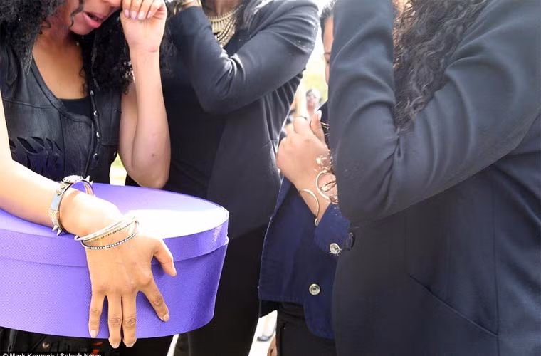 Hôm 23/4, gia đình và bạn bè đã tổ chức lễ tưởng niệm riêng tại nhà của huyền thoại âm nhạc Prince ở Paisely Park. 