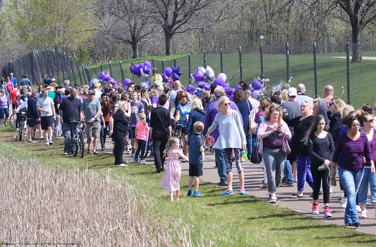 Hàng trăm fan của huyền thoại âm nhạc tụ tập bên ngoài nhà riêng của anh để tưởng nhớ tới Prince khi bên trong nhà đang diễn ra lễ tưởng niệm.