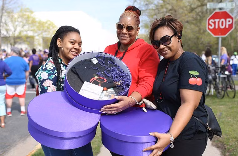 Fan đứng bên ngoài biệt thự Prince để tiễn anh lần cuối được gia đình Prince tặng mỗi người một chiếc hộp tưởng niệm màu tím, màu yêu thích của huyền thoại âm nhạc quá cố Prince.