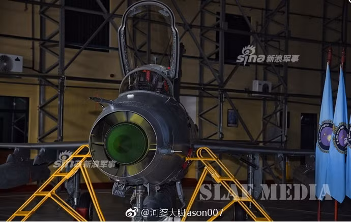 Phần mũi nhỏ thụt sâu vào trong là đặc trưng của phiên bản MiG-21F-13 đời đầu. Nó cũng là nhược điểm lớn của MiG-21 thế hệ đầu, mũi nhỏ khiến không gian chứa anten radar hạn chế. Nguồn ảnh: Sina