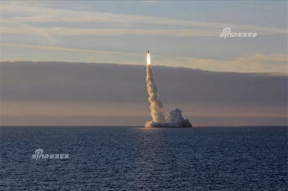 Con tàu được trang bị đến 3 tầng động cơ rocket dùng nhiên liệu rắn cho tầm bắn cực đại 8.000-8.300km. Tên lửa được trang bị hệ thống dẫn đường vệ tinh cho độ chính xác gần như tuyệt đối – dù điều này không có nhiều ý nghĩa khi mà Bulava mang theo đầu đạn hạt nhân có sức hủy diệt lớn. Nguồn ảnh: Sina