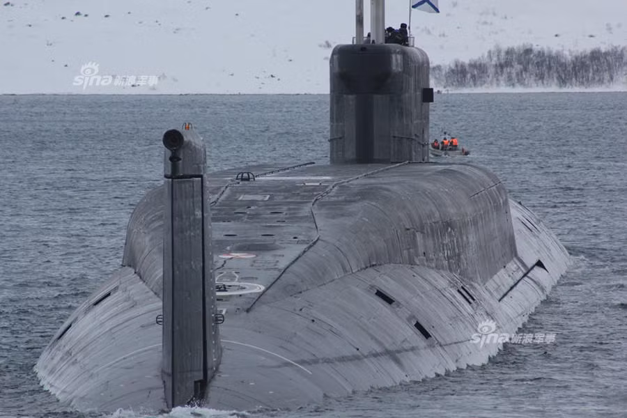 Hiện nay, các tên lửa Bulava được triển khai chiến đấu trên tàu ngầm hạt nhân chiến lược hiện đại nhất Hải quân Nga thuộc lớp Borei. Dọc lưng con tàu này, sau thượng tầng là nơi lắp 16 ống phóng chứa Bulava. Nguồn ảnh: Sina