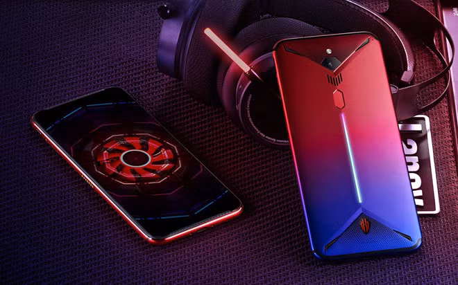  Red Magic 3 ra mắt vào đầu tháng 5 với mức giá khoảng 10 triệu đồng. Máy sở hữu chip Snapdragon 855, RAM 6 GB hoặc 12 GB, bộ nhớ trong 64 GB và 256 GB. Viên pin của model này có dung lượng 5.000 mAh với khả năng sạc nhanh 27 W. Smartphone chuyên chơi game của Nubia sử dụng màn hình 6,65 inch, Full HD, tần số quét 90 Hz. Red Magic 3 có cả một chiếc quạt làm mát bên trong giúp tản nhiệt tốt hơn. Ảnh: Techthelead.