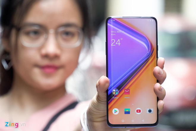 OnePlus 7 Pro có màn hình 6,67 inch, độ phân giải QHD+, sử dụng tấm nền AMOLED và tần số quét 90 Hz. Máy sử dụng bộ xử lý Snapdragon 855, RAM tùy chọn 6/8/12 GB. Model này được trang bị viên pin có dung lượng 4.000 mAh và tích hợp công nghệ sạc nhanh Warp Charge 30 W. Máy được một số cửa hàng xách tay về Việt Nam và chào bán với mức giá từ 15 triệu đồng cho phiên bản RAM 6 GB.
