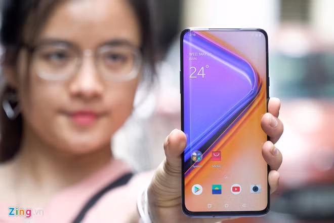 OnePlus 7 Pro có màn hình 6,67 inch, độ phân giải QHD+, sử dụng tấm nền AMOLED và tần số quét 90 Hz. Máy sử dụng bộ xử lý Snapdragon 855, RAM tùy chọn 6/8/12 GB. Model này được trang bị viên pin có dung lượng 4.000 mAh và tích hợp công nghệ sạc nhanh Warp Charge 30 W. Máy được một số cửa hàng xách tay về Việt Nam và chào bán với mức giá từ 15 triệu đồng cho phiên bản RAM 6 GB.