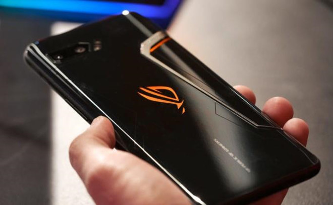 Thiết bị được tích hợp hệ thống tản nhiệt 3 lớp, giúp giảm nhiệt độ khi chơi game. Model này còn hỗ trợ nhiều phụ kiện dành cho game thủ như ROG Kunai Gamepad hay TwinView Dock II. Ảnh: Android Authority.