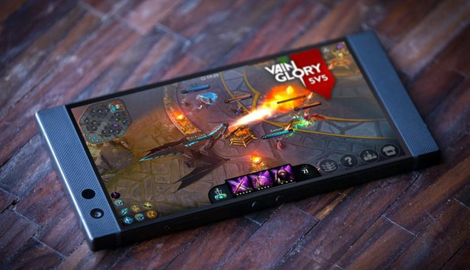  Razer Phone 2 không sở hữu thiết kế hầm hố như nhiều smartphone gaming khác, mà có kiểu dáng vuông vức và đơn giản hơn. Máy sở hữu màn hình LCD 5,7 inch, tần số quét 120 Hz, phần viền được làm khá dày. Ảnh: Mashable.