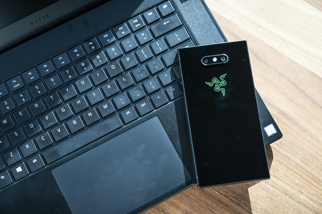 Razer Phone 2 được trang bị vi xử lý Snapdragon 845 và đi kèm với RAM 8 GB, tích hợp hệ thống làm mát bằng hơi để tản nhiệt. Máy sở hữu tính năng Game Booster, giúp tối ưu hiệu suất khi chơi game nặng. Razer Phone 2 có giá 799 USD. Ảnh: PCWorld.