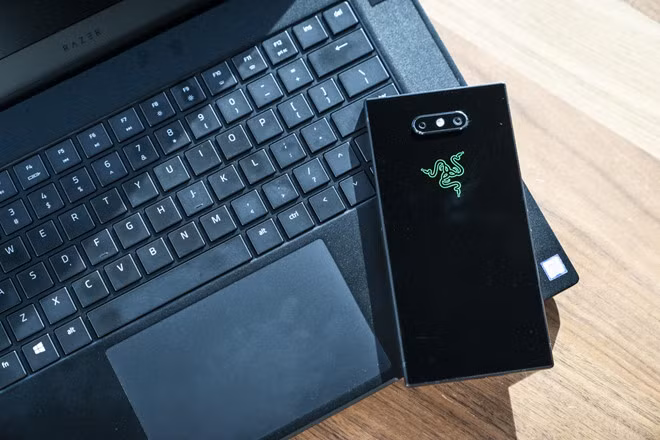 Razer Phone 2 được trang bị vi xử lý Snapdragon 845 và đi kèm với RAM 8 GB, tích hợp hệ thống làm mát bằng hơi để tản nhiệt. Máy sở hữu tính năng Game Booster, giúp tối ưu hiệu suất khi chơi game nặng. Razer Phone 2 có giá 799 USD. Ảnh: PCWorld.