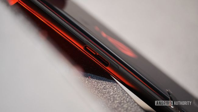 Với viên pin 6000mAh đi kèm cùng công nghệ sạc nhanh HyperCharge 30W, các game thủ mobile sẽ không cần phải lo lắng quá nhiều về thời lượng pin.