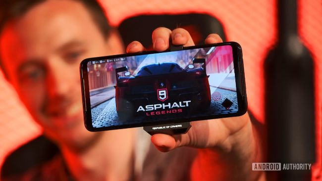 Màn hình ROG Phone 2 đã được nâng cấp từ tần số quét 90Hz lên 120Hz, giúp trải nghiệm chơi game là mượt mà nhất.