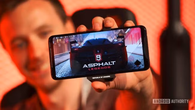 Màn hình ROG Phone 2 đã được nâng cấp từ tần số quét 90Hz lên 120Hz, giúp trải nghiệm chơi game là mượt mà nhất.