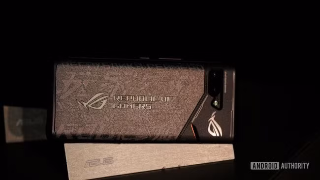 Kết hợp với bộ nhớ 12 GB RAM và dung lượng bộ nhớ trong lên đến 256 GB hoặc 512 GB, chuẩn bộ nhớ UFS 3.0 giúp đọc ghi dữ liệu nhanh đem lại tốc độ mở ứng dụng nhanh "chóng mặt".