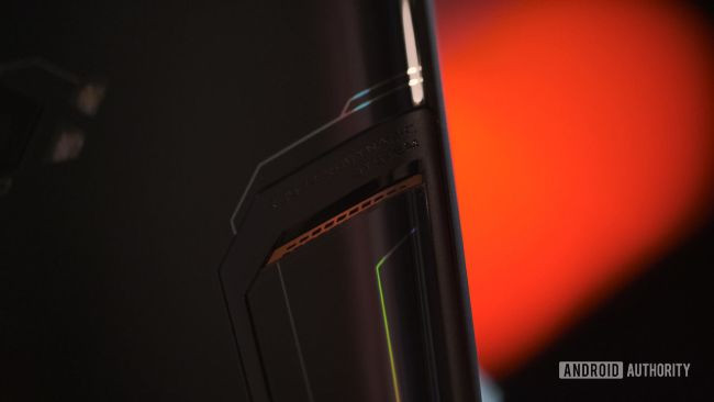 ASUS trang bị trên điện thoại ROG Phone 2 con chip Snapdragon 855+ đầu tiên trên thế giới, tối ưu hóa một cách tối đa cho việc trải nghiệm game.