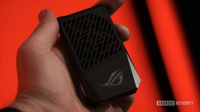 Phụ kiện thứ hai là TwinView Dock II, khi kết nối với thiết bị này người dùng sẽ có thêm màn hình cảm ứng 120Hz thứ hai, thêm một quạt làm mát và có thêm cục pin 5.000 mAh để vận hành hệ thống phụ kiện.