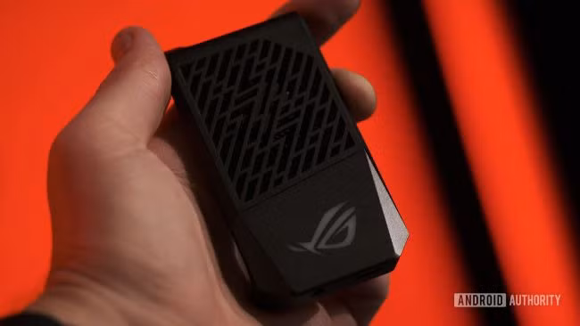 Phụ kiện thứ hai là TwinView Dock II, khi kết nối với thiết bị này người dùng sẽ có thêm màn hình cảm ứng 120Hz thứ hai, thêm một quạt làm mát và có thêm cục pin 5.000 mAh để vận hành hệ thống phụ kiện.