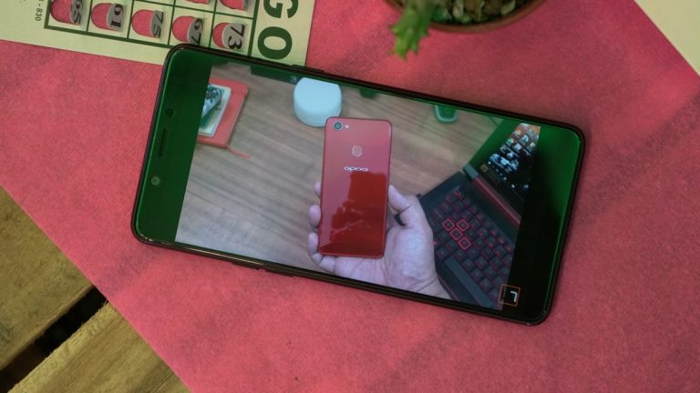 Camera trước chính là điểm nhấn của OPPO F7 giúp thiết bị này được gọi là “chuyên gia selfie”. Cảm biến này có độ phân giải 25 MP, khẩu độ F/2.0, hỗ trợ HDR nên hứa hẹn chụp ảnh với dải màu rộng. Ngoài ra, camera trên sản phẩm còn được tích hợp AI, có thể nhận ra và xác định chủ thể, cảnh vật để điều chỉnh độ sáng, màu sắc cùng các tính năng làm đẹp.