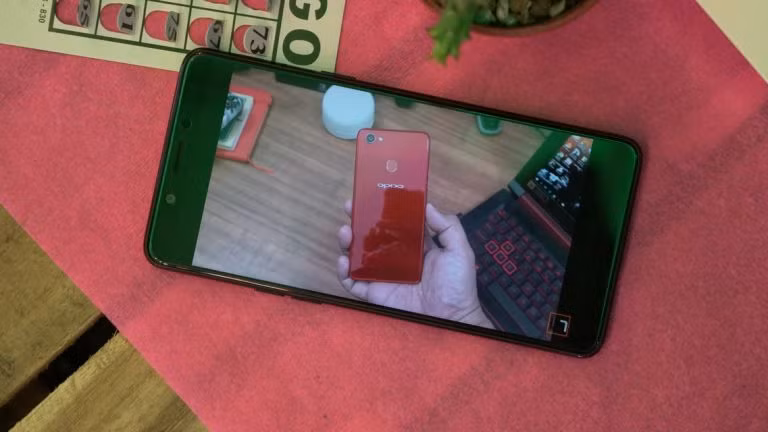 Camera trước chính là điểm nhấn của OPPO F7 giúp thiết bị này được gọi là “chuyên gia selfie”. Cảm biến này có độ phân giải 25 MP, khẩu độ F/2.0, hỗ trợ HDR nên hứa hẹn chụp ảnh với dải màu rộng. Ngoài ra, camera trên sản phẩm còn được tích hợp AI, có thể nhận ra và xác định chủ thể, cảnh vật để điều chỉnh độ sáng, màu sắc cùng các tính năng làm đẹp.