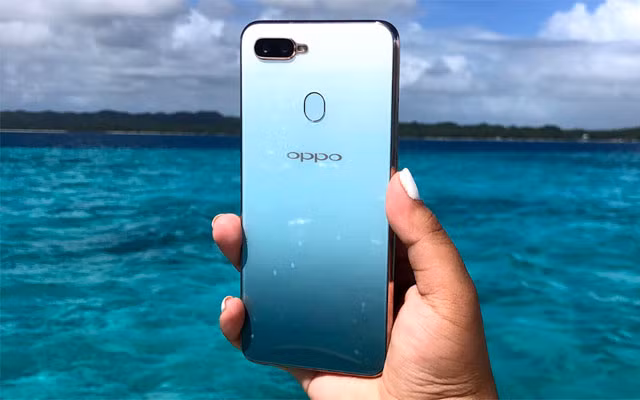  3. OPPO F9. OPPO F9 là một trong những sản phẩm đầu tiên đánh dấu sự ra đời của thiết kế "giọt nước", giúp tối ưu không gian hiển thị của màn hình, tăng tỉ lệ tràn viền. Đồng thời, máy còn sở hữu thiết kế vô cùng bắt mắt và nổi bật với mặt lưng vát kim cương, có khả năng chuyển đổi màu sắc tùy góc nhìn gradient quyến rũ.