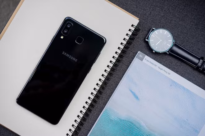 Mặt sau của thiết bị là thiết lập camera kép 24 MP + 16 MP, được đặt dọc và nằm lệch về cạnh phải tương tự chiếc Apple iPhone X. Samsung cũng đã trang bị cảm biến vân tay ở mặt lưng giúp người dùng thuận tiện hơn trong việc mở khóa, đồng thời máy cũng hỗ trợ tính năng nhận diện khuôn mặt Face Unlock.