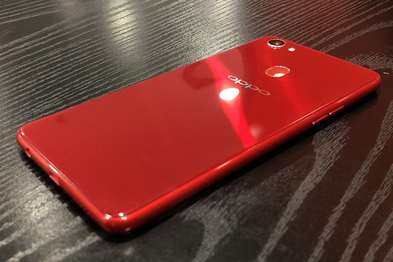  2. OPPO F7. Đi theo trào lưu thiết kế của những chiếc smartphone ra mắt thời gian gần đây thì OPPO F7 cũng sở hữu cho mình phần Notch tương tự như iPhone X, tỉ lệ màn hình mới 19:9 cùng độ phân giải Full HD+ cho hình ảnh hiển thị sắc nét, màu sắc hài hòa.