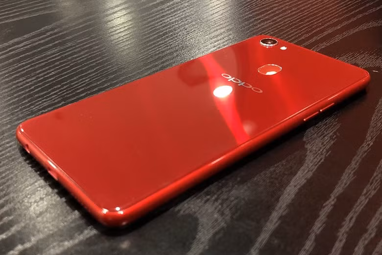  2. OPPO F7. Đi theo trào lưu thiết kế của những chiếc smartphone ra mắt thời gian gần đây thì OPPO F7 cũng sở hữu cho mình phần Notch tương tự như iPhone X, tỉ lệ màn hình mới 19:9 cùng độ phân giải Full HD+ cho hình ảnh hiển thị sắc nét, màu sắc hài hòa.