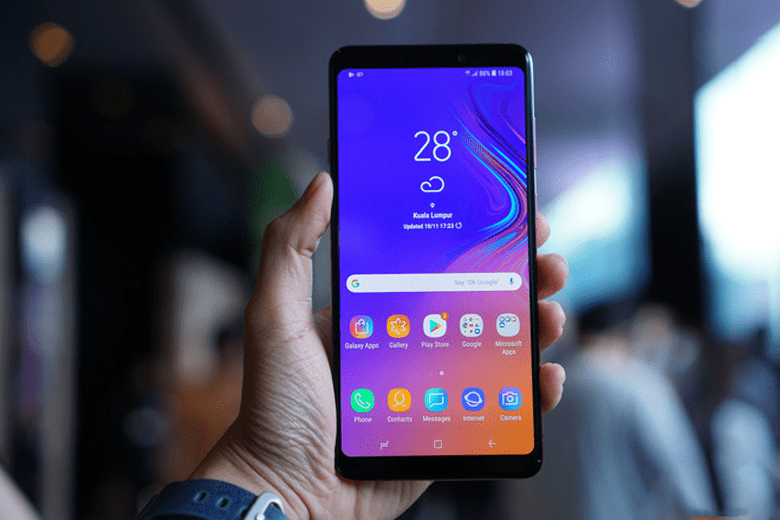 Về thiết kế, Galaxy A9 (2018) được hoàn thiện với hai mặt kính bóng bẩy, sang trọng, đi kèm với đó là mặt lưng có thể chuyển màu theo góc nhìn gradient đẹp mắt. Máy được trang bị vi xử tí tầm trung của Qualcomm, Snapdragon 660, cho khả năng xử lí mượt mà các như nghe nhạc, xem phim và cả chiến các tựa game nặng.