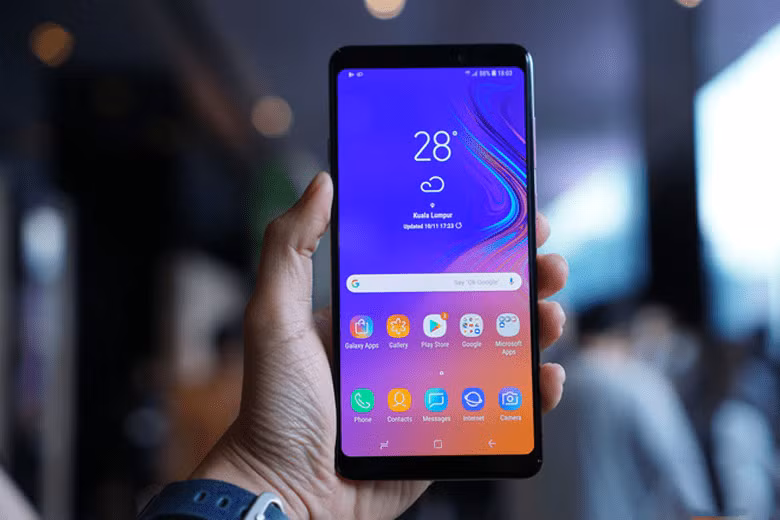 Về thiết kế, Galaxy A9 (2018) được hoàn thiện với hai mặt kính bóng bẩy, sang trọng, đi kèm với đó là mặt lưng có thể chuyển màu theo góc nhìn gradient đẹp mắt. Máy được trang bị vi xử tí tầm trung của Qualcomm, Snapdragon 660, cho khả năng xử lí mượt mà các như nghe nhạc, xem phim và cả chiến các tựa game nặng.