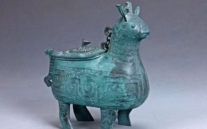 Trong hang đá, ông Trần phát hiện một chiếc bình cổ bằng đồng kỳ lạ. Chiếc bình này có hình dáng đặc biệt với một cái đầu có sừng.