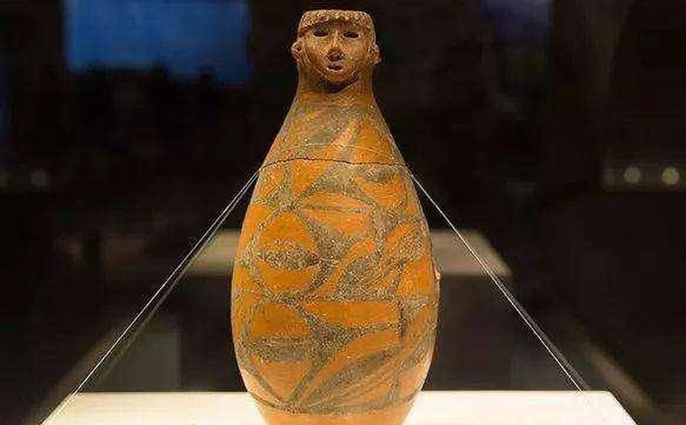 Chiếc bình này có hình mặt người và nhiều hoa văn độc đáo. Ban đầu, những người dân trong làng cho rằng nó chỉ là một món đồ tương đối tinh xảo nhưng không có giá trị lớn, vì vậy không ai để ý đến nó.