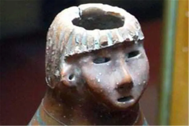 Ông Trương đưa chiếc bình cho các chuyên gia khảo cổ xem xét và sau đó được xác định là một bảo vật quốc gia có niên đại hàng nghìn năm.