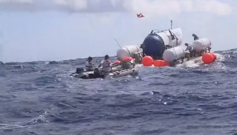 Có một nhà vệ sinh nhỏ và hành khách được khuyến khích hạn chế ăn trong khi lặn.