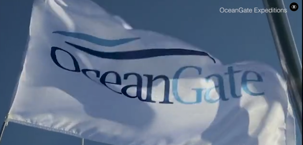 Nội thất của tàu đơn giản và trống rỗng, chỉ có một nút bấm và một màn hình trên tường.