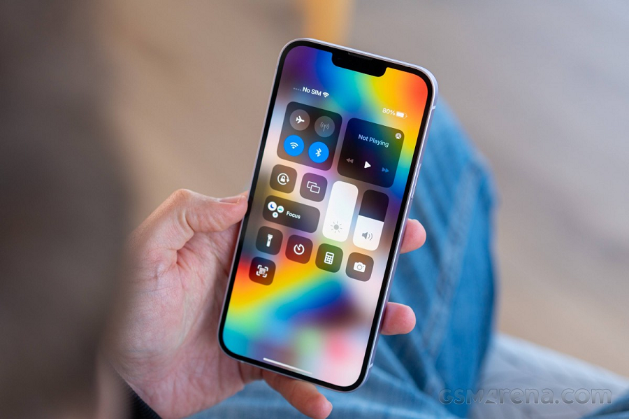 Một điều cần lưu ý là Control Center đã mang lại một trải nghiệm rất thuận tiện và nhanh chóng cho người dùng iOS. Được truy cập bằng cách vuốt từ dưới màn hình, Control Center cung cấp một tập hợp các biểu tượng và chức năng cho phép người dùng dễ dàng điều chỉnh các cài đặt như Wi-Fi, Bluetooth, màn hình chiếu, đèn pin, chế độ không làm phiền và nhiều tính năng khác. Tuy nhiên, sự thiếu thay đổi trong Control Center từ iOS 7 đến iOS 17 có thể được giải thích bằng một số nguyên nhân sau đây. 