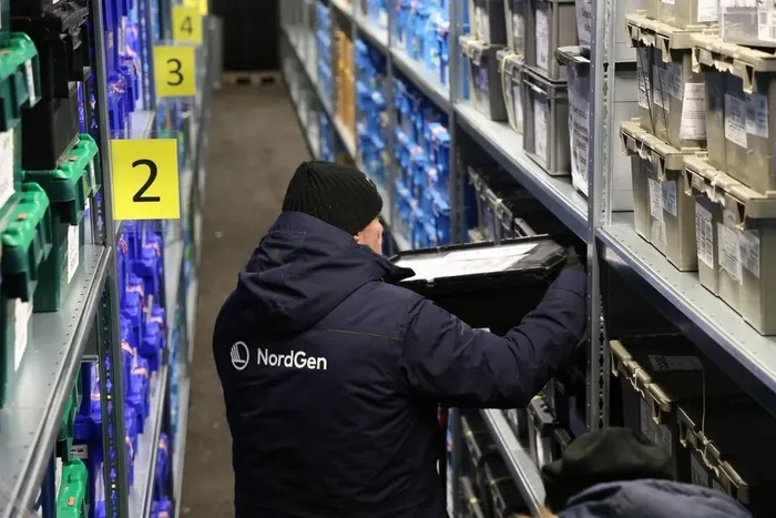 Bên trong buồng chứa, các hạt giống được bảo quản trong các gói bạc và ống nghiệm hút chân không. Chúng được xếp gọn gàng trên các kệ cao từ trần đến sàn.