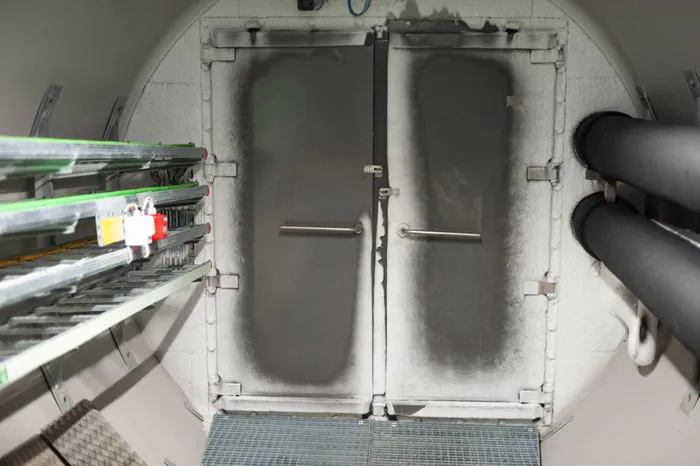 Căn hầm này được xây dựng sâu vào núi Plateau và có một hệ thống đường hầm dài 130 mét, với các hệ thống điện và làm mát đảm bảo nhiệt độ bên trong ổn định. Đường hầm dẫn đến một buồng chính, được bảo vệ bởi lớp an ninh bổ sung để bảo vệ hàng triệu hạt giống đang được bảo quản bên trong.