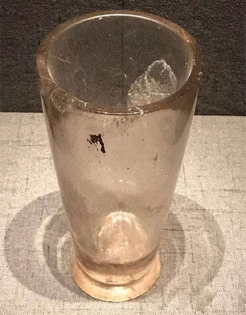 Tuy nhiên, sau khi nghiên cứu, họ khám phá ra rằng chiếc cốc này có niên đại hơn 2.000 năm và được làm bằng pha lê tự nhiên.