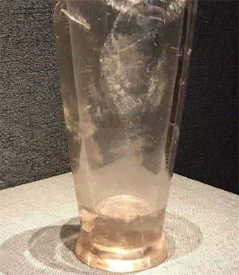 Thứ hai, vấn đề đánh bóng. Làm thế nào chiếc cốc này vẫn nhẵn bóng sau hơn 2.000 năm?